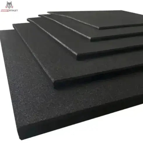 Titanium Strength Premium Bodenschutzmatte 100 × 100 cm: gestapelte Platten in der Schrägansicht, Oberfläche und Kanten sichtbar