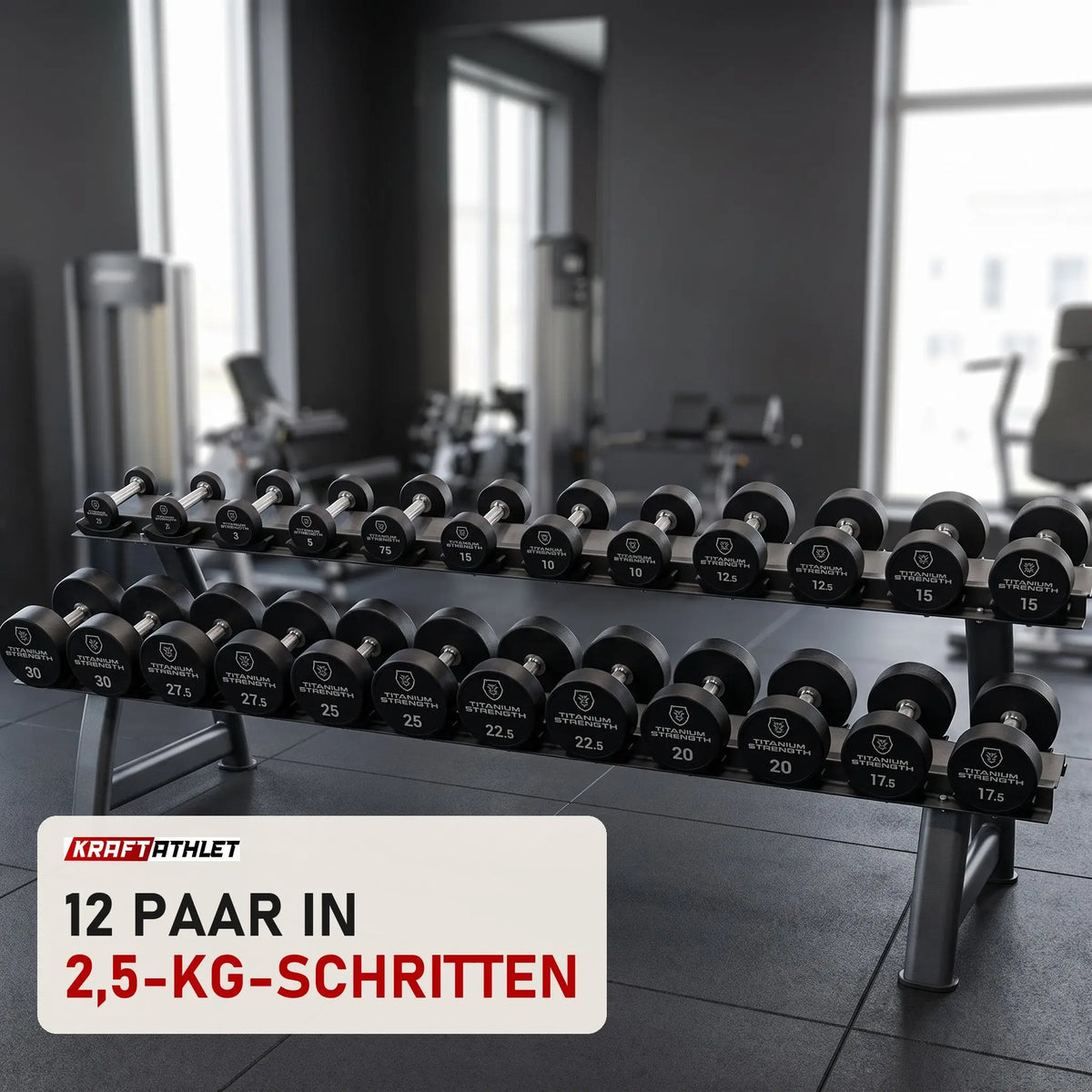 Titanium Strength Pro-PU-Kurzhantelset 2,5–30 kg mit Rack in einem fertig eingerichteten Studio mit dunklen Wänden und Gummiboden