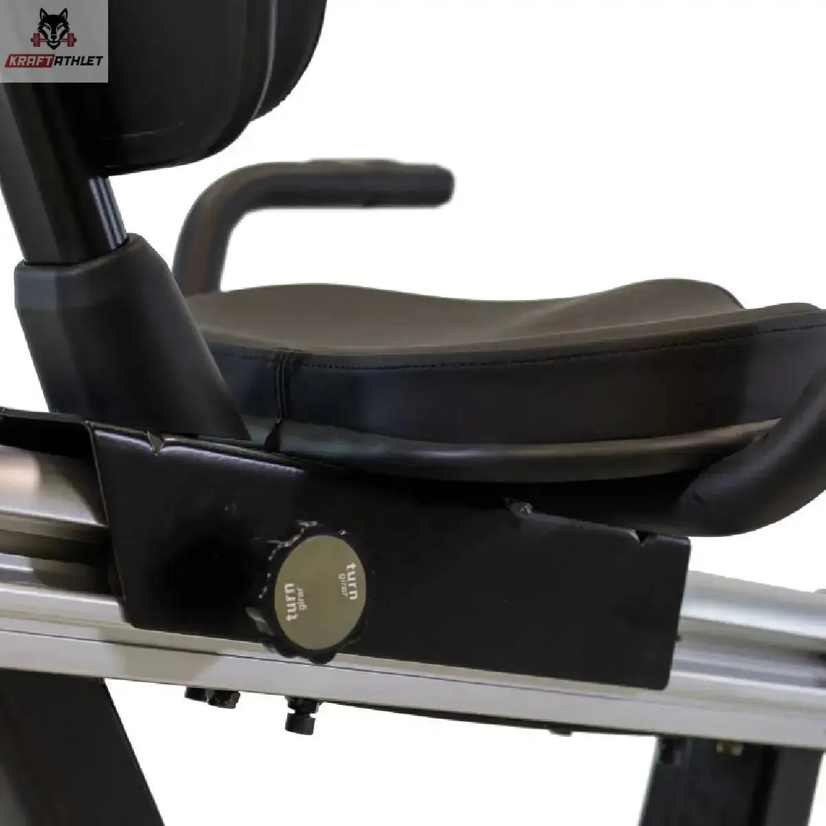 Titanium Strength RB900 TFT Liegeergometer Performance Series – Detail der Sitzverstellung mit Drehknauf an der Schiene
