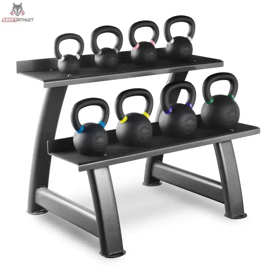 Titanium Strength SK24 Kettlebell-Set 4–24 kg mit Rack in Schrägansicht mit acht farbig markierten Kettlebells im Rack