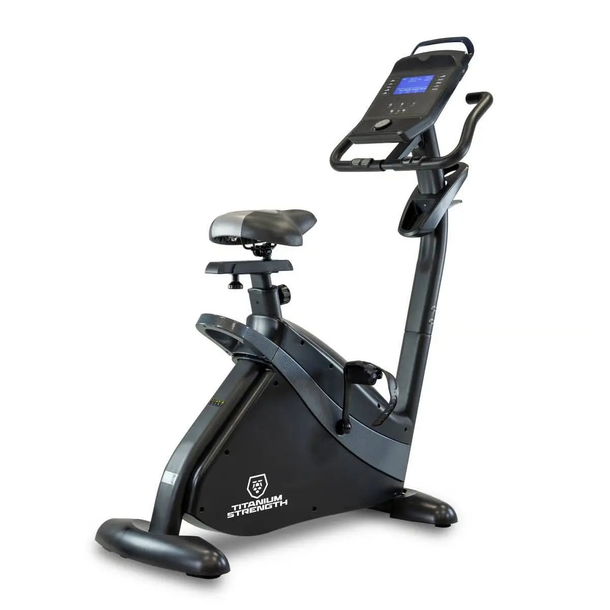 Titanium Strength ST900 LCD Upright-Ergometer Performance Series – Schrägansicht von rechts mit Konsole und Pedalen