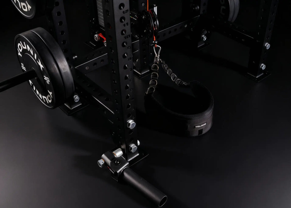 Younix Multi-Use Belt Dip- und Belt-Squat-Gürtel, Gürtel mit Kette an einem Rack im Studio