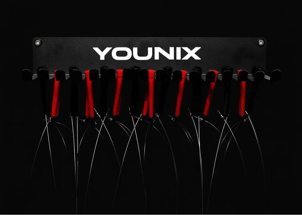 Younix Multiuse Hanger Zubehörhalter, Wandhalter mit roten Springseilen vor schwarzem Grund