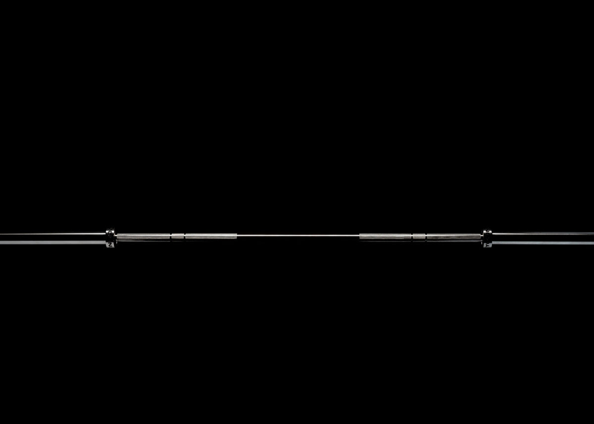 Younix Olympic Pro Barbell 20 kg Olympia-Langhantel in Schwarz vor schwarzem Hintergrund