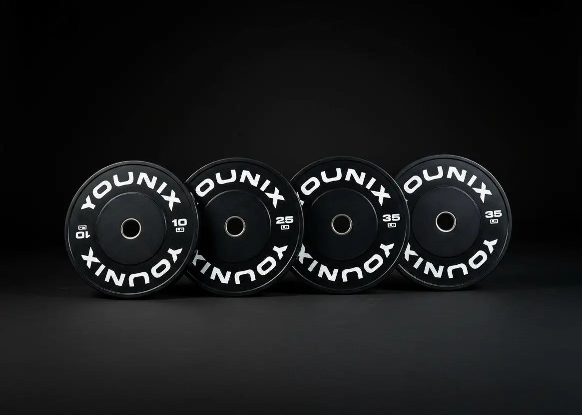 Younix Premium Bumper Plate 20 kg Hantelscheibe, vier schwarze Scheiben stehend vor dunklem Hintergrund