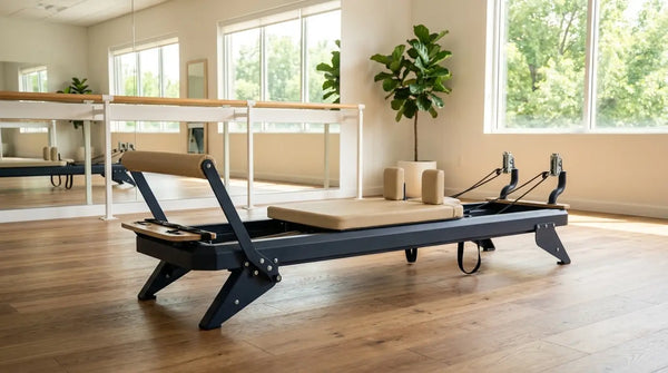 Hegren Reformer in einem modernen Pilates-Studio mit Barre-Bereich