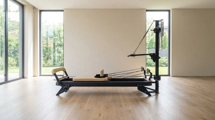 Hegren Reformer mit Tower in einem hellen, großzügig geplanten Pilates-Studio