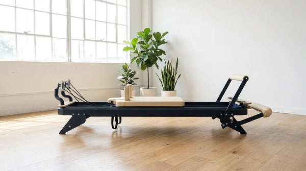 Hegren TALMA 62 Reformer mit Stahlrahmen im modernen Pilates-Studio