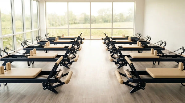 Premium Pilates-Studio mit mehreren Hegren TALMA 62 Reformern für Gruppenkurse
