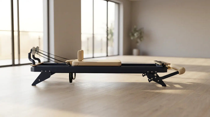 Premium Pilates-Reformer mit Stahlrahmen in einem hellen, sauberen Studio