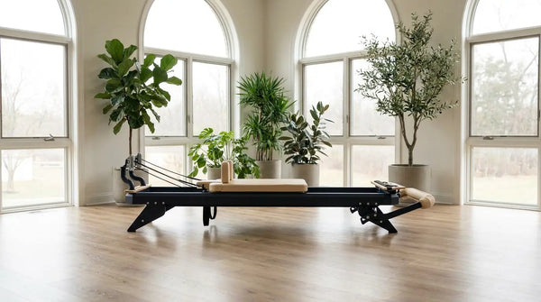 Premium Pilates-Reformer mit Stahlrahmen in einem hellen, modernen Studio