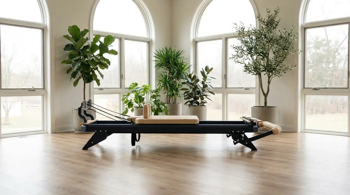 Premium Pilates-Reformer mit Stahlrahmen in einem hellen, modernen Studio