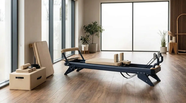 Hegren TALMA 62 Reformer mit Zubehör in einem hellen Pilates-Studio