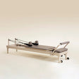 Elina Pilates Nubium Moka Edition Reformer in Schrägansicht mit Schlaufen und Fußstange
