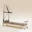 Elina Pilates Nubium Moka Edition mit Tower, Schrägansicht mit Turm, Federn und Push-Bar