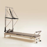 Elina Pilates Nubium Moka Edition mit Tower, Schrägansicht mit Turm, Federn und Push-Bar
