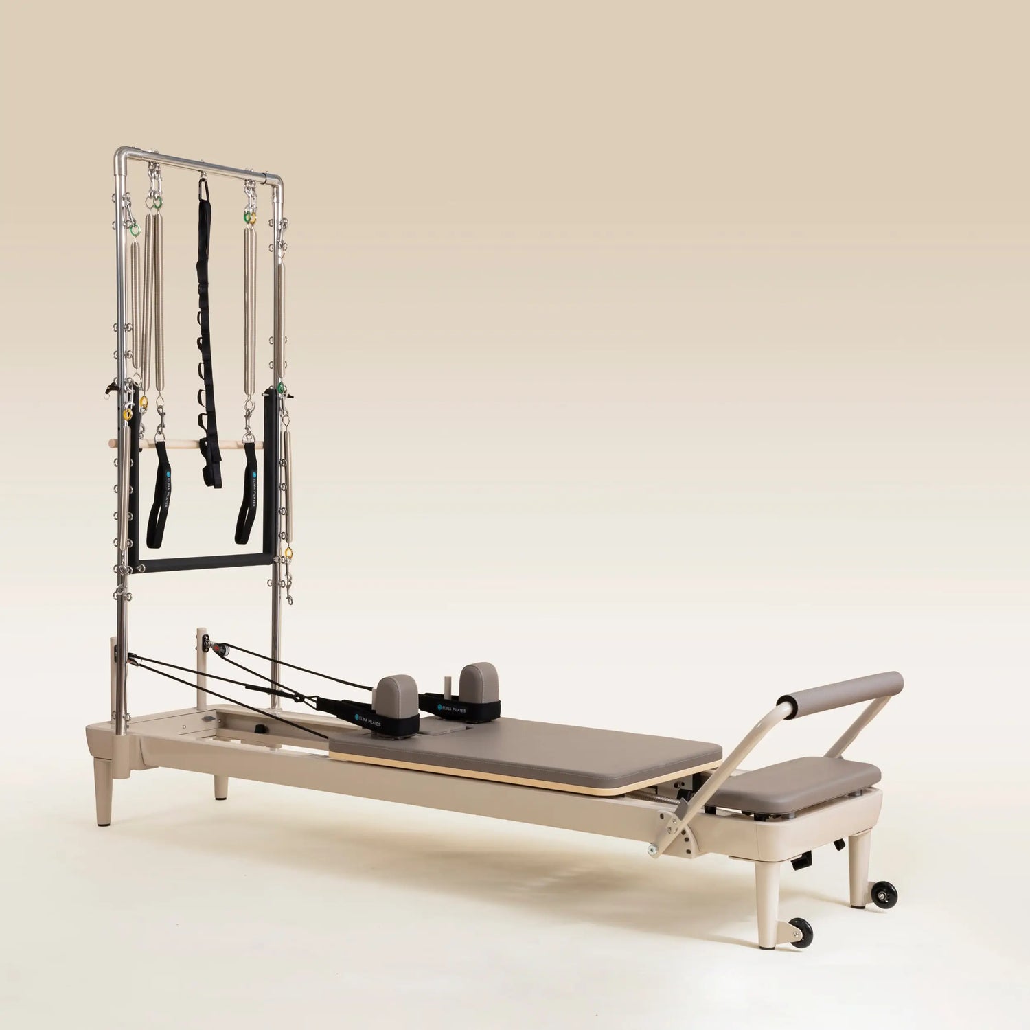 Elina Pilates Nubium Moka Edition mit Tower, Schrägansicht mit Schlaufen und Schulterpolstern