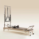 Elina Pilates Nubium Moka Edition mit Tower, Schrägansicht mit Schlaufen und Schulterpolstern