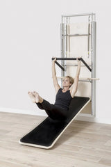 Elina Pilates Wall Board ONNE, Gesamtansicht des wandmontierten Geräts