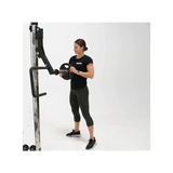 Force USA G6 Jammer Arms an einem All-In-One Trainer, bereit für intensive Kraftübungen.