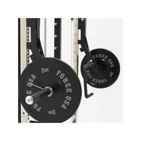 Force USA G6 Jammer Arms an einem All-In-One Trainer, bereit für intensive Kraftübungen.