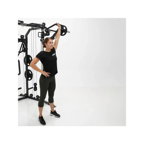 Force USA G6 Jammer Arms an einem All-In-One Trainer, bereit für intensive Kraftübungen.