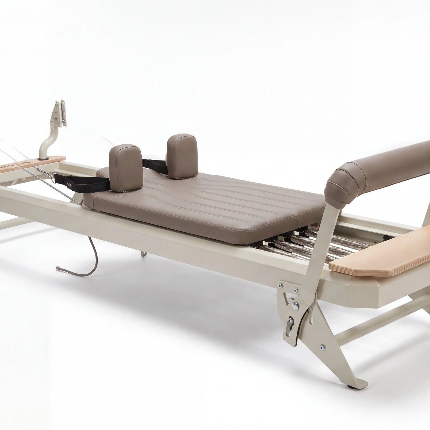 Hegren Reformer TALMA 62 – Premium Pilates-reformer met crèmewit stalen frame en taupekleurige lederen bekleding, gefotografeerd tegen een witte studioachtergrond