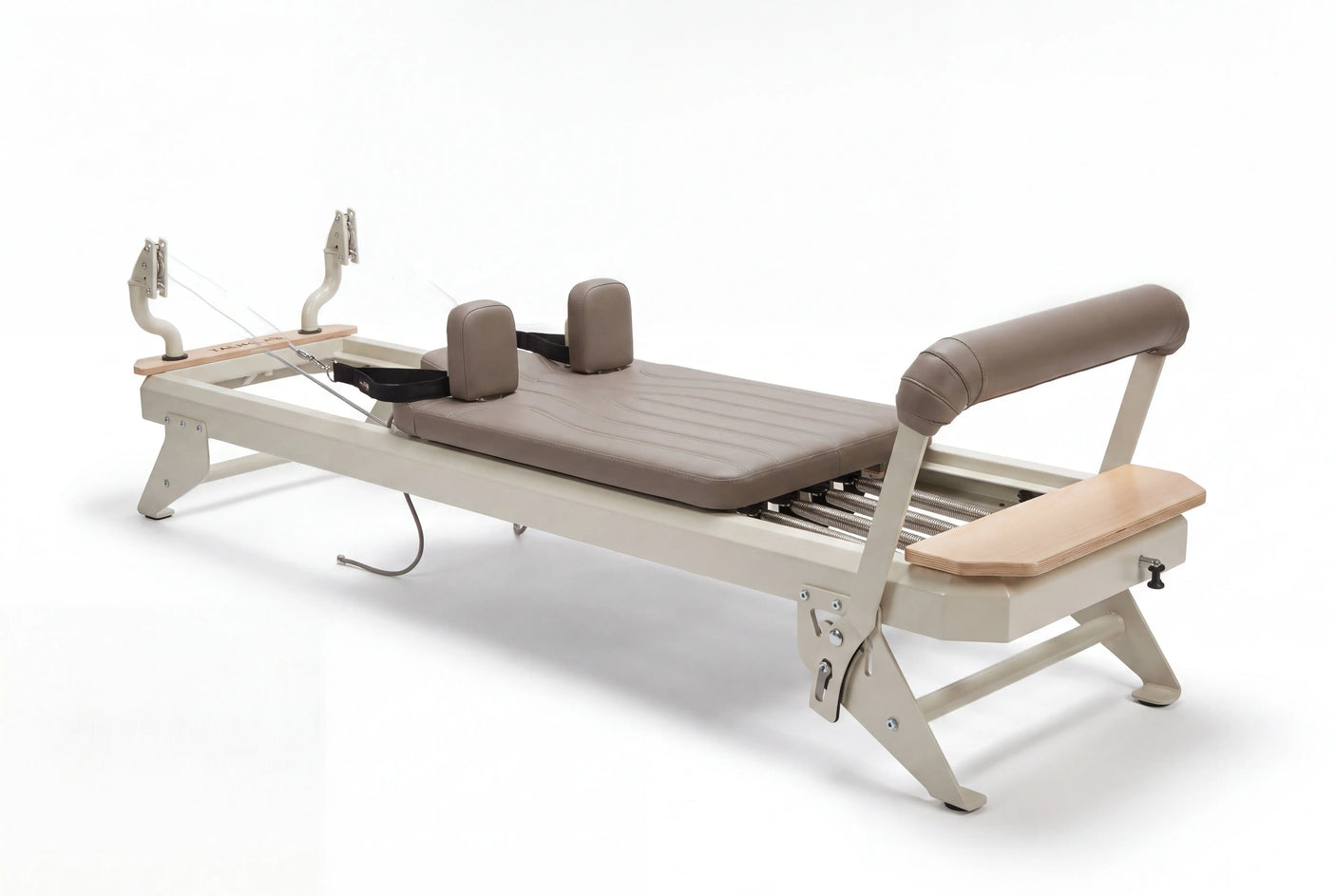 Hegren Reformer TALMA 62 – Premium Pilates-reformer met crèmewit stalen frame en taupekleurige lederen bekleding, gefotografeerd tegen een witte studioachtergrond