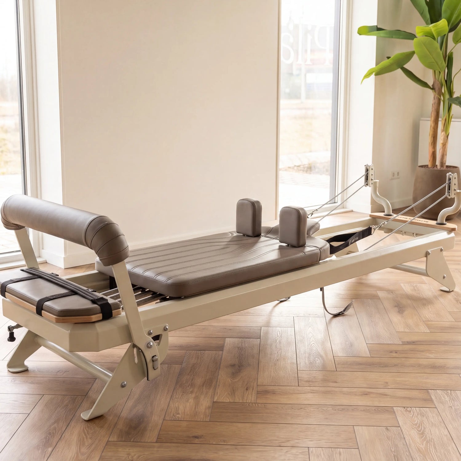 Hegren Reformer TALMA 62 in een lichte, boutique-achtige pilatesstudio met eiken parket en daglicht
