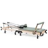 Klappbarer Pilates Reformer in Eukalyptus, Seitenansicht