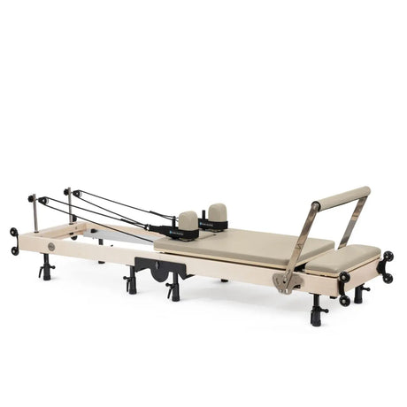 Klappbarer Pilates Reformer in Helle Mokka, Seitenansicht
