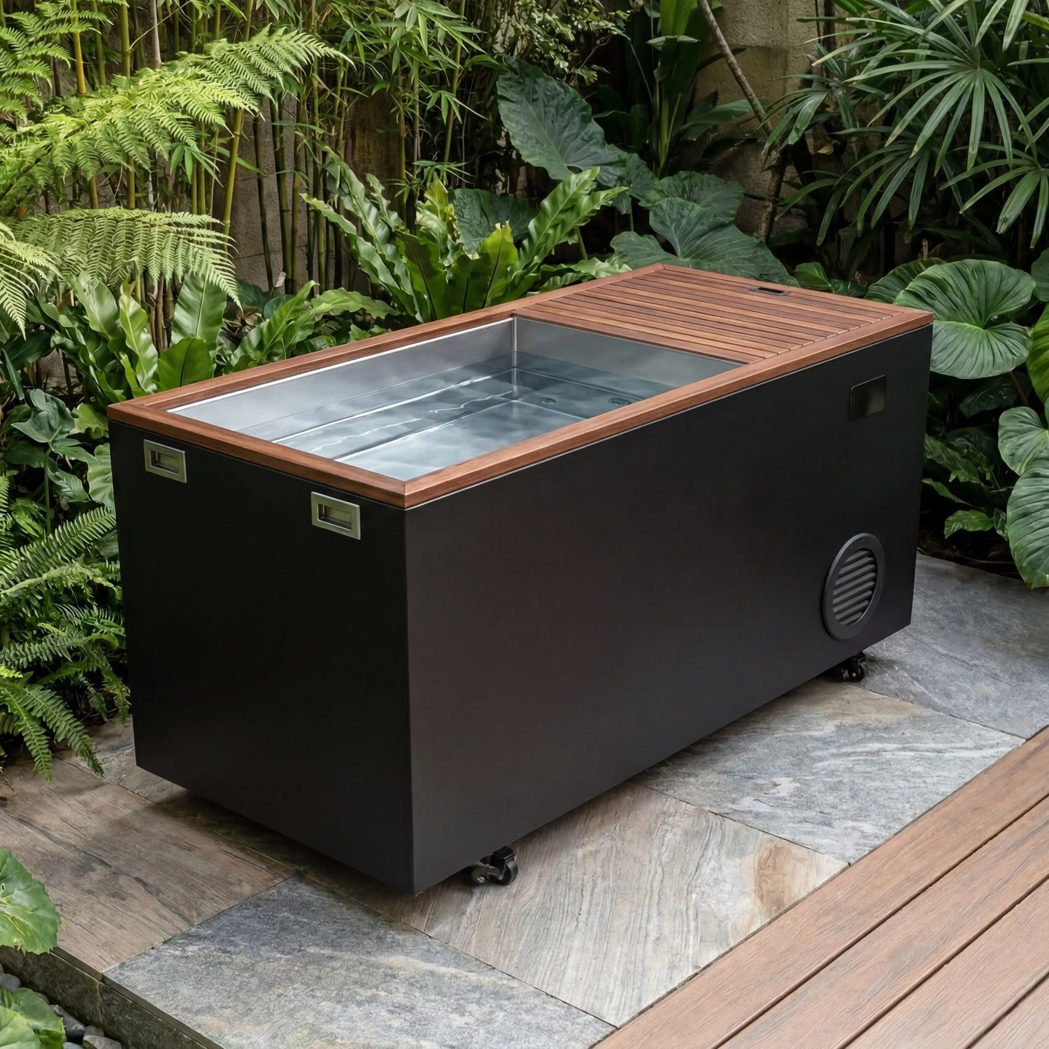 Bagno di ghiaccio Swedish Cold Generation 4S in un angolo benessere da giardino di alta qualità con terrazza in legno e vegetazione tropicale