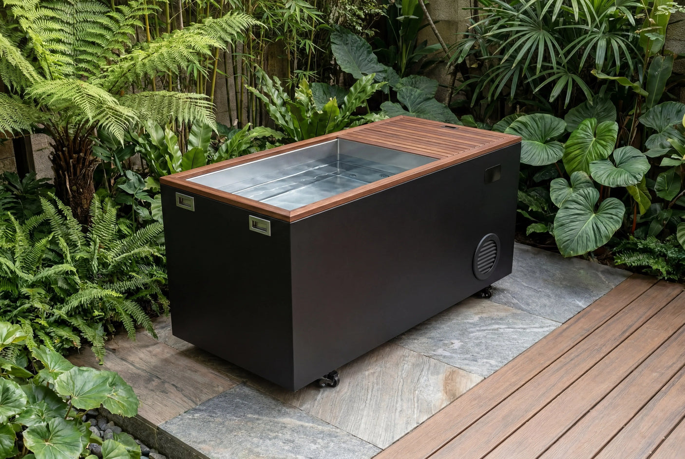 Bagno di ghiaccio Swedish Cold Generation 4S in un angolo benessere da giardino di alta qualità con terrazza in legno e vegetazione tropicale