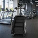 Titanium Strength La máquina de subir escaleras ProClimber en la zona de cardio de un gimnasio