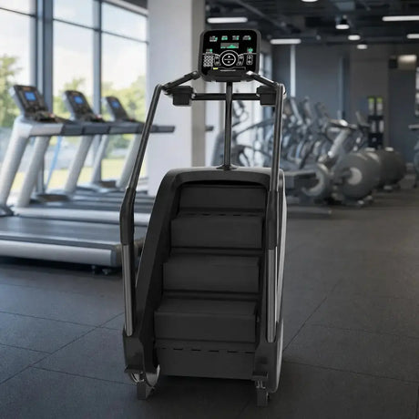 Titanium Strength La máquina de subir escaleras ProClimber en la zona de cardio de un gimnasio
