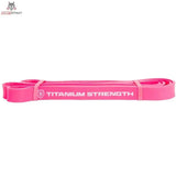 Titanium Strength RB22 Widerstandsband Rosa in der Seitenansicht, geschlossene Schlaufe mit weißem Logo