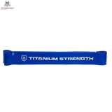 Titanium Strength RB65 Widerstandsband Blau, Seitenansicht des geschlossenen Bands mit weißem Logo