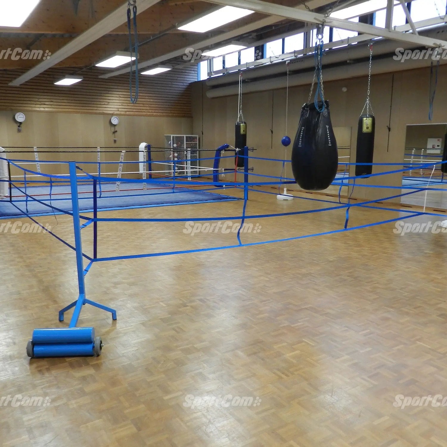Trainingsboxring – Aufbau in einer Trainingshalle mit Sandsackreihe im Hintergrund
