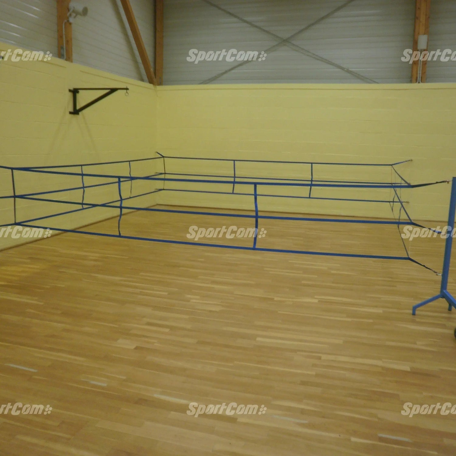 Trainingsboxring – Seitenansicht des aufgebauten Rings auf Hallenboden
