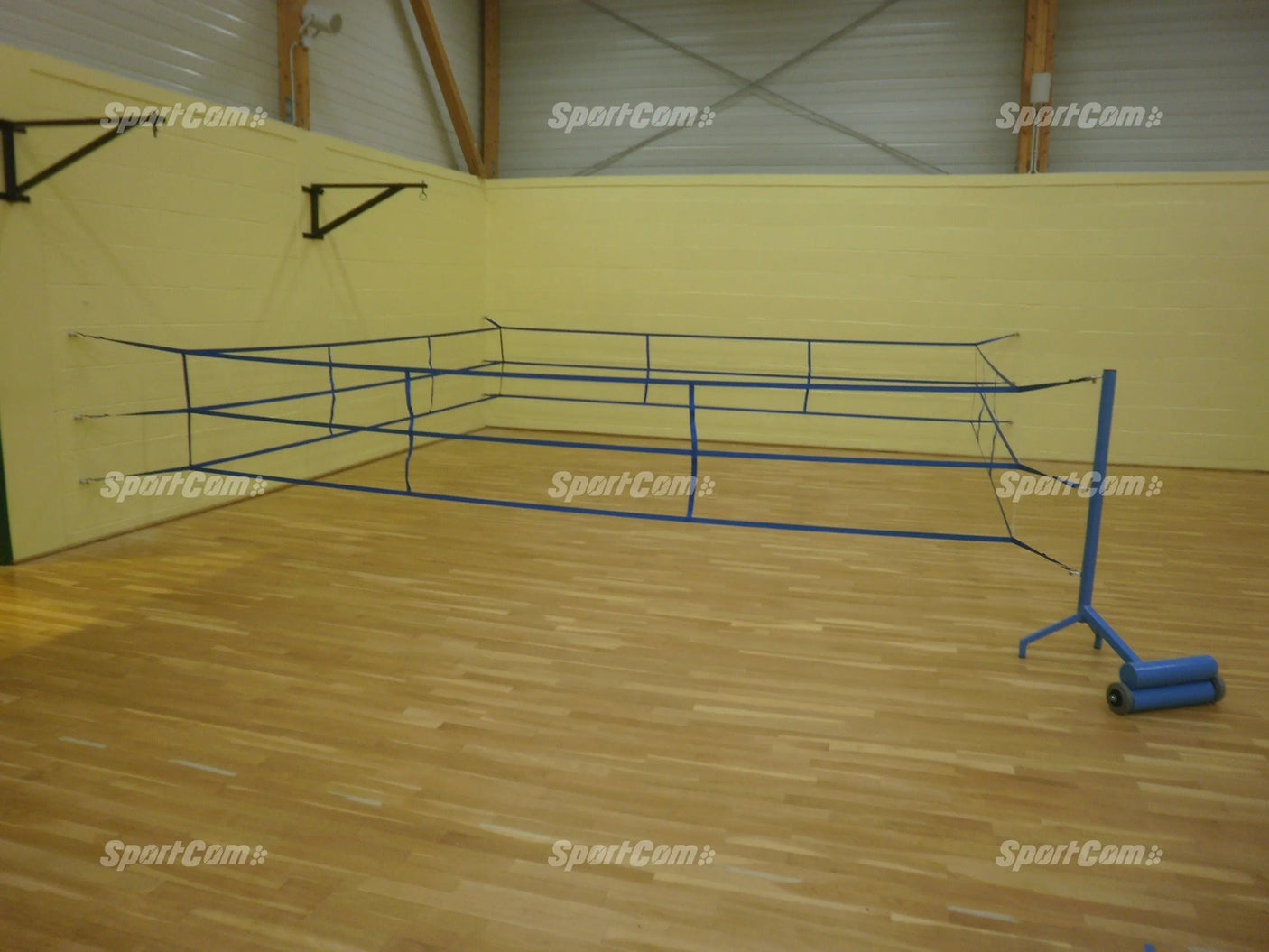 Trainingsboxring – Seitenansicht des aufgebauten Rings auf Hallenboden