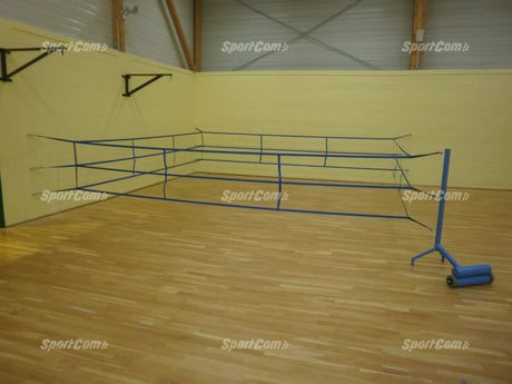 Trainingsboxring – Seitenansicht des aufgebauten Rings auf Hallenboden