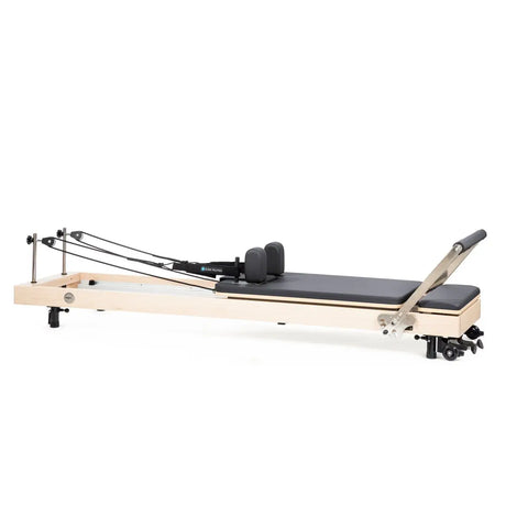 Vertikaler Pilates Reformer in Schwarz, Seitenansicht