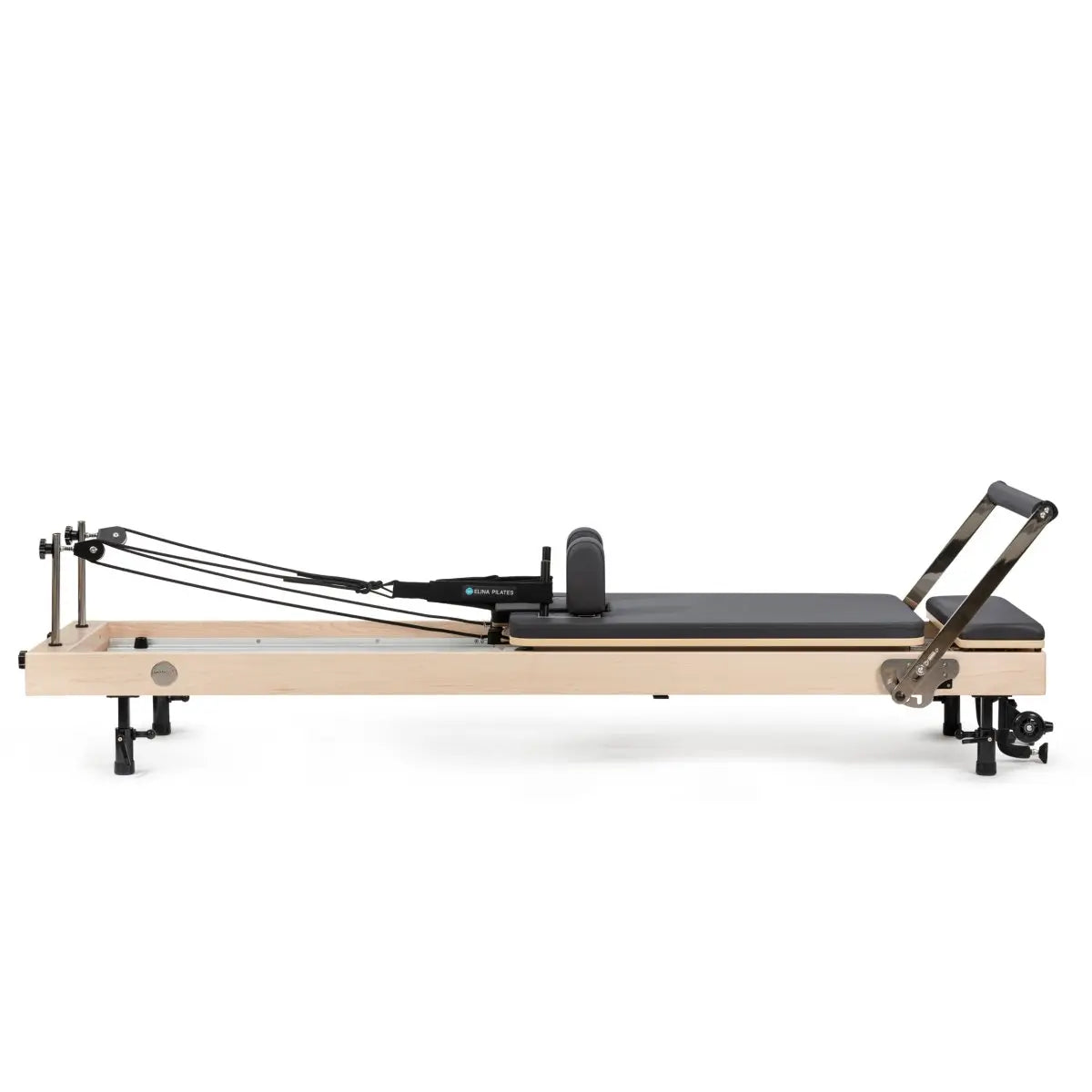Vertikaler Pilates Reformer in Schwarz, vertikal verstaut