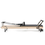 Vertikaler Pilates Reformer in Schwarz, vertikal verstaut