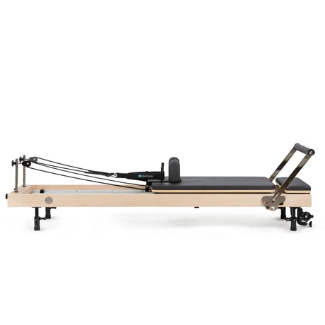 Vertikaler Pilates Reformer in Schwarz, vertikal verstaut