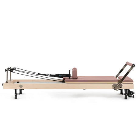 Vertikaler Pilates Reformer in Aged Rose, vertikal verstaut