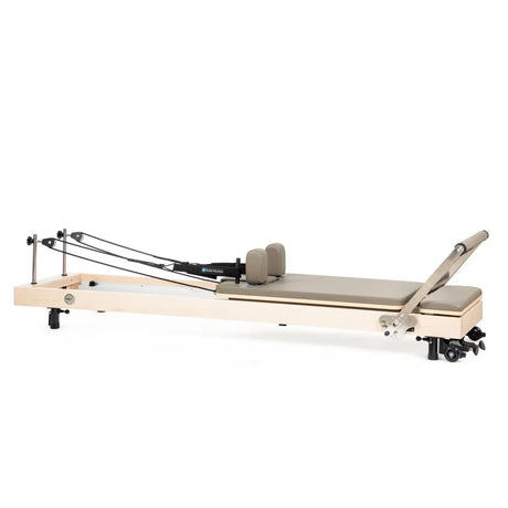 Vertikaler Pilates Reformer in Mokka, Seitenansicht