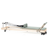 Vertikaler Pilates Reformer in Eukalyptus, Seitenansicht