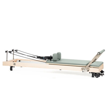 Vertikaler Pilates Reformer in Eukalyptus, Seitenansicht