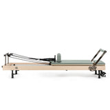 Vertikaler Pilates Reformer in Eukalyptus, vertikal verstaut